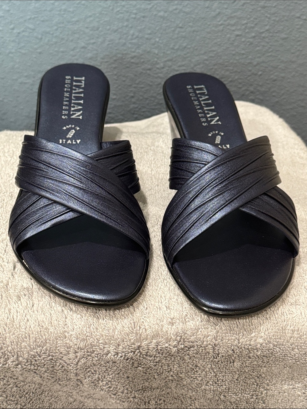 Italian Shoemakers Black Crossband Slide in Sandal - Size 11 Woman’s